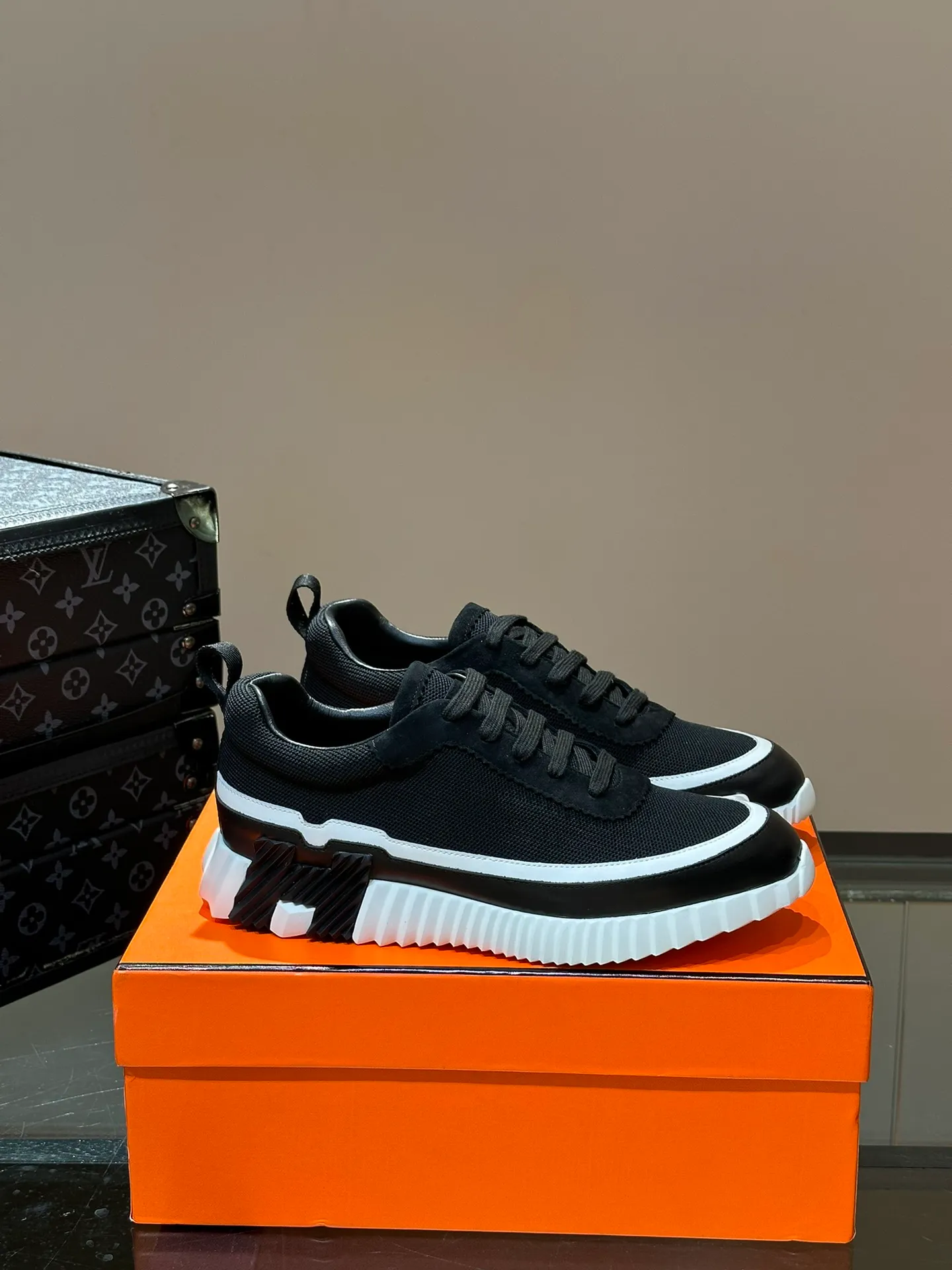 Men's shoes 💰p420 "hermes*" new men's casual sports shoes, the upper is made of cowhide leather and high-end mesh, imported materials, full of texture, the light sole is decorated with contrasting patterns, creating a versatile fashion style. Size: 38-44 (45.46 customized)